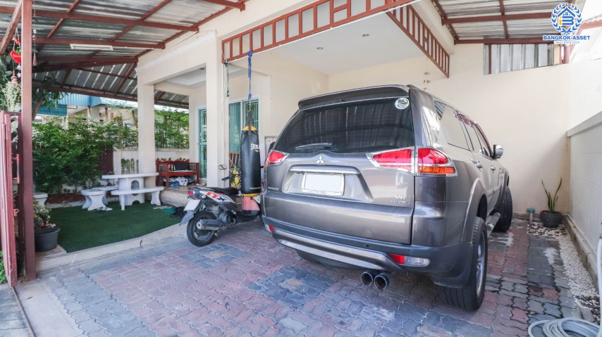 บ้านแฝดมือสองย่านนนทบุรี  ม. บางกอกการ์เด้นท์ บางใหญ่-กาญจนาฯ บนเนื้อที่ 35 ตร.ว.  ฟังก์ครบจัดเต็ม 3 ห้องนอน 3 ห้องน้ำ จอดรถ 2 คัน บ้านสวยมากพร้อมอยู่ บรรยากาศร่มรื่น สงบ  บนทำเลที่ดี เดินทางสะดวก ใกล้เซ็นทรัลเวสต์เกต และทางด่วนศรีรัช  เพียงไม่กี่นาถึงถึง รถไฟฟ้าสถานี "ตลาดบางใหญ่" พร้อมราคาสุดพิเศษ!